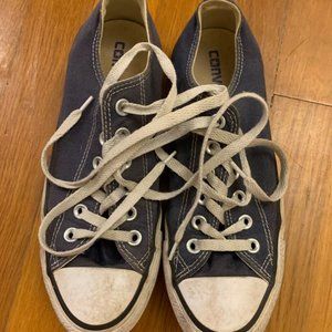 Navy blue low top converse.